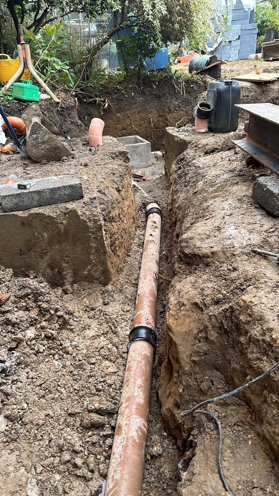 Drainage pipe and service ducting laid in a clean trench